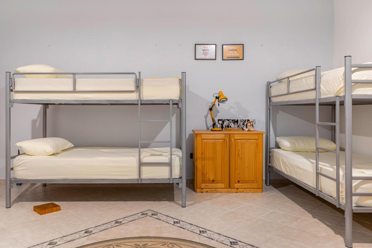 Hostel Nena Semi Tirana Esterno foto